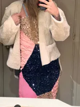 Saco de silueta recta y levemente corto, confeccionado en piel de baby lamb. Presenta cuello a la base, manga larga y bolsillos laterales discretos.