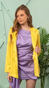 Vestido corto violeta de satén con escote asimétrico y drapeado lateral.