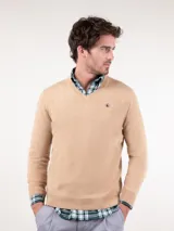 Sweater de cashmere color beige con cuello en V y logo bordado en el pecho.