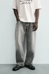 Jeans de hombre, corte balloon fit, tiro medio, confeccionados en denim rígido de algodón. Presentan un efecto lavado con un marcado degradado vertical, cinco bolsillos y cierre frontal con cremallera y botón.