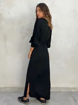 Vestido largo color ladrillo, de corte holgado, con cuello redondo y mangas 3/4 abullonadas.