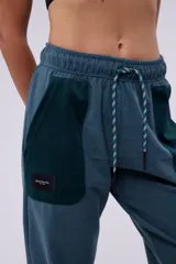 Pantalón de jogging azul con bolsillos laterales y cordón ajustable en la cintura.