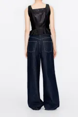 Pantalón vaquero de corte wide leg con pinzas delanteras, tiro alto, largo tobillero y cinco bolsillos.