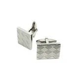 Gemelos de acero plateado con diseño de rombos satinados. Cierre tipo clip. Dimensiones: 1.5cm de ancho x 2cm de alto.