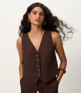 Chaleco femenino Marfinno color marrón oscuro, confeccionado en viscolino, con escote en V, cierre frontal con botones contrastantes y bolsillos delanteros tipo cuchillo.