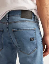 Pantalón de jean celeste, corte slim fit, con bolsillos delanteros y traseros.
