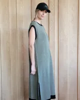 Vestido largo color lila, sin mangas, con cuello redondo y una gran estrella blanca estampada en la espalda. El cuello y el dobladillo inferior son de color beige.