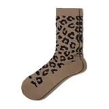 Medias de caña media color marrón con estampado animal print de leopardo en negro.