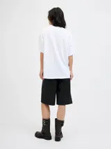 Remera de cuello redondo y mangas cortas, con calce holgado y confeccionada en algodón. Presenta una estampa frontal con diseño de frutillas y la frase 'Home Grown - You are my jam'.