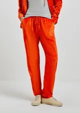 Pantalón de plush color naranja, corte recto y cintura con cordón ajustable.