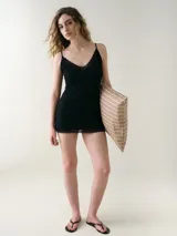 Camisón corto fucsia de viscosa con breteles finos regulables, escote en V y detalles de encaje ton sur ton en el escote y el borde inferior.
