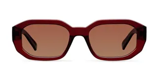 Lentes de sol con montura geométrica de color bordó translúcido y cristales polarizados en tono marrón. Diseño moderno y actual con acabado resistente a rayaduras.