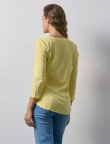 Remera de algodón negra, de corte clásico, con mangas tres cuartos y cuello redondo.