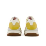 Championes New Balance modelo 5740, color amarillo con detalles en blanco y suela marrón.