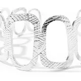 Pulsera rígida plateada con diseño calado con textura de piel de serpiente.