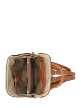 Mochila Hush Puppies color caramelo, confeccionada en una combinación de cuero sintético liso y gamuza. Presenta un bolsillo frontal con cierre de hebilla decorativa, cierre principal con doble tirador y asa superior.