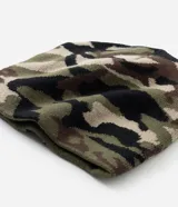 Gorro reversible para hombre confeccionado en tejido acrílico. Presenta un lado con estampado camuflado y el otro lado liso con estampa gráfica, ofreciendo versatilidad y abrigo.