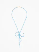 Collar de cuentas de plástico color celeste con dije de lazo.
