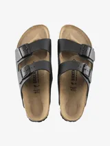 Sandalias Birkenstock Arizona negras con doble tira ajustable con hebilla metálica, plantilla anatómica de corcho y látex cubierta de ante y suela de goma EVA.