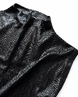 Top sin mangas de cuello alto, confeccionado en tejido metalizado con acabado brillante y ajuste al cuerpo.