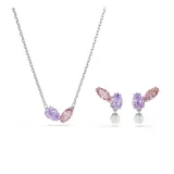 Conjunto de collar y pendientes con baño de rodio, decorados con circonitas Swarovski en tonos rosa y morado de tallas mixtas. Los pendientes incluyen además perlas de cristal Swarovski.