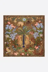 Pañuelo cuadrado de fondo marrón con estampado de estilo jungla, que incluye leopardos, flores y palmeras.