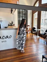 Vestido largo azul marino de manga corta, con cuello redondo y textura acanalada.