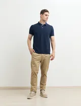 Chomba verde con cuello polo y tapeta de dos botones.