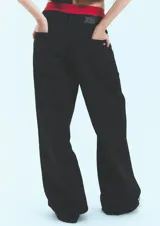 Jean de corte oversize y tiro medio-bajo, confeccionado en algodón, con diseño de cinco bolsillos y cierre frontal con botón metálico.