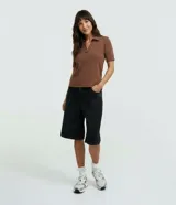 Blusa polo marrón de manga corta en tejido de algodón texturizado, con cuello tipo polo y abertura frontal en V.