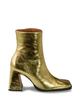Botinetas doradas de cuero metalizado, con caña media, punta cuadrada y tacón geométrico.
