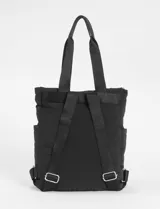 Mochila de poliéster color bordó, con diseño acolchado, bolsillo frontal removible con cierre y correas de hombro reforzadas.