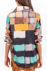 Camisa de manga larga con estampado abstracto multicolor y cierre frontal con botones.
