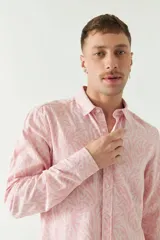 Camisa de manga larga con estampado de figuras geométricas en tonos beige y negro, confeccionada en tejido estilo lino.