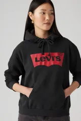 Buzo hoodie negro marca Levi's con logo Batwing rojo estampado en el pecho.