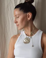 Aros de diseño minimalista con forma de argolla pequeña, realizados artesanalmente en bronce y alpaca con pernos de plata 925.