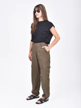 Pantalón cargo color gris, de corte recto y tiro alto, con bolsillos laterales y bolsillos cargo con solapa y botón.