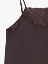 Vestido largo celeste de lino, de silueta recta y finos breteles regulables, con detalles de encaje aplicado en el escote y en el ruedo asimétrico.