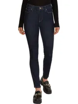 Jeans de calce ajustado color azul oscuro, con diseño de cinco bolsillos, cierre de botón y cremallera, detalles distintivos de Tommy Hilfiger y logo sobre el bolsillo posterior.