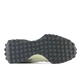 Championes New Balance 327 color crema, con detalles en gris y blanco.