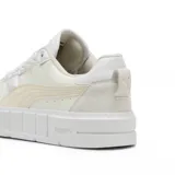 Championes Puma modelo Cali Court Winter, de diseño urbano con plataforma, color blanco con detalles en tono crema. Presentan una estructura de cuero sintético con refuerzos en gamuza en el talón y perforaciones en la puntera.