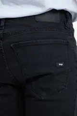 Pantalón jean negro de corte recto y tiro medio.