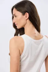 Musculosa básica lisa color beige, con escote redondo y tapeta frontal con tres botones.
