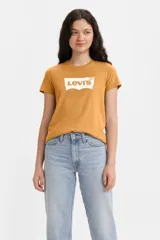 Remera color ocre de corte clásico con logo Levi's Batwing estampado en el pecho.