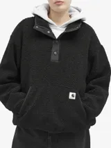 Campera tipo pullover de Carhartt WIP confeccionada en fleece texturado con estampado animal print abstracto en tonos marrón, negro y blanco. Presenta cuello alto con cierre frontal de botones a presión, bolsillo tipo canguro y detalles en tafeta de nylon.