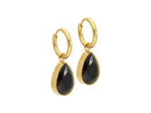 Aros colgantes dorados con dije en forma de lágrima facetada color negro.