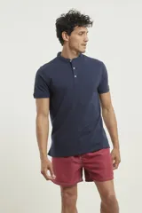 Remera azul con cuello mao y mangas cortas.