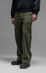 Pantalón de corte recto confeccionado en corderoy premium color verde oliva. Presenta diseño clásico de cinco bolsillos, cierre frontal con botón, presillas para cinturón y costuras reforzadas.