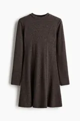 Vestido mini de manga larga confeccionado en punto fino suave, con cuello redondo. Presenta costuras decorativas en el frente y falda con vuelo.