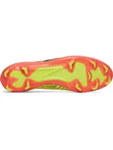 Championes de futbol Under Armour Shadow Pro 4 FG, diseño en color anaranjado con patrones geométricos en negro y amarillo. Cuentan con empeine textil ligero, cuello de punto tipo calcetín, cordones frontales y suela con tacos moldeados para césped natural.